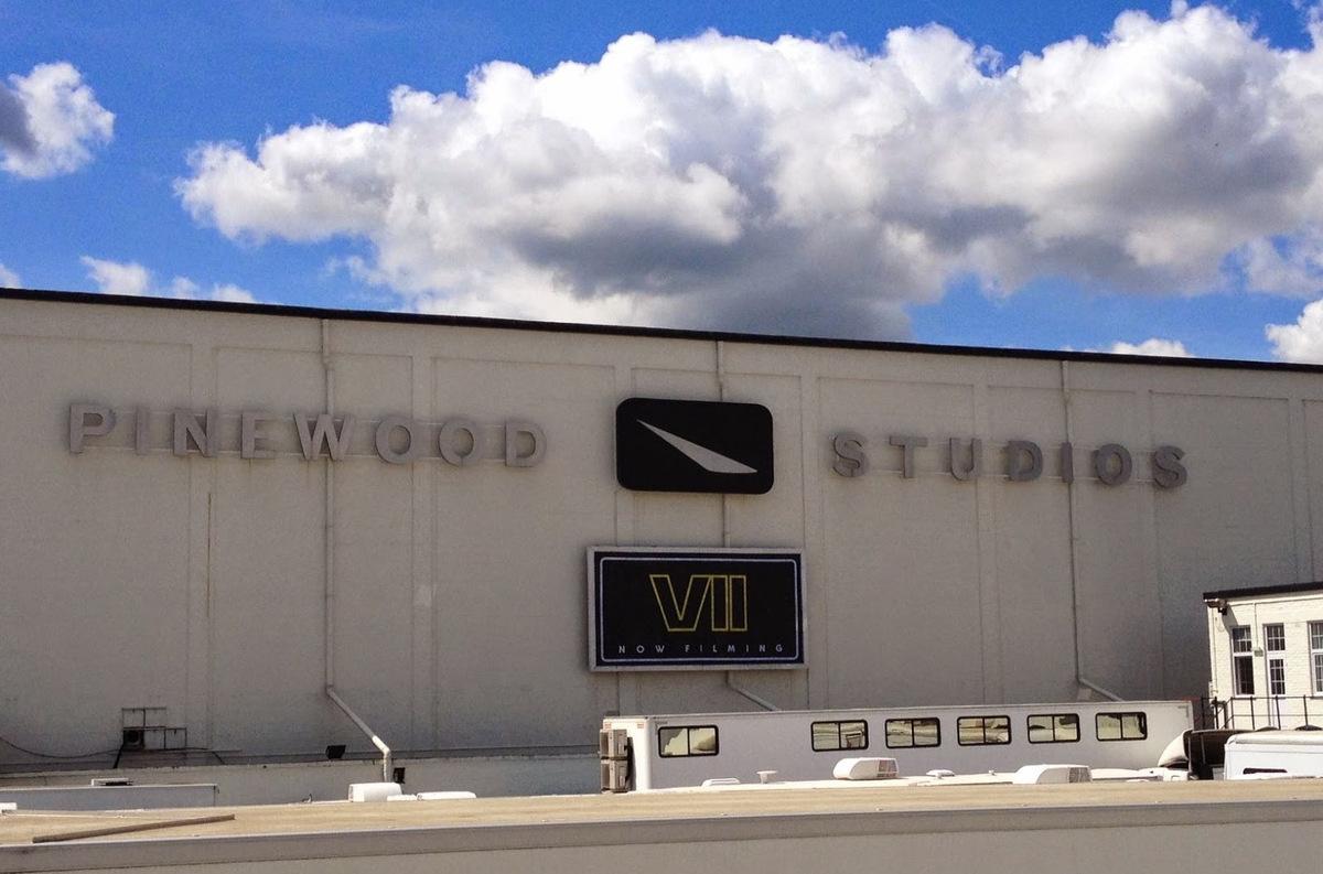Ein aktuelles Foto der 'Pinewood Studios' in Buckinghamshire während den 'Star Wars - Episode VII' Dreharbeiten © Disney