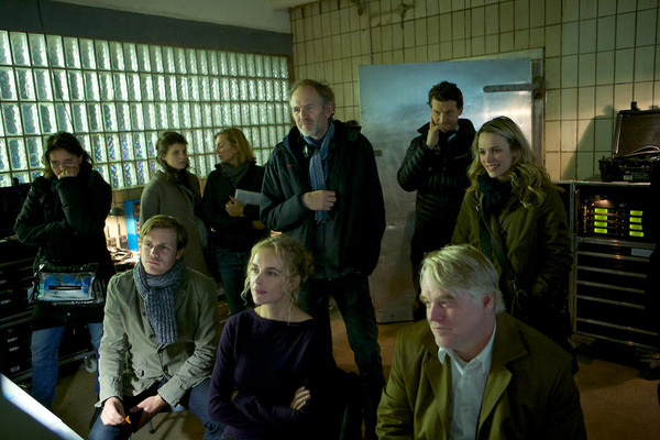 Das Team bei den Dreharbeiten zu 'A Most Wanted Man', in der Mitte Regisseur Anton Corbijn © Senator Film