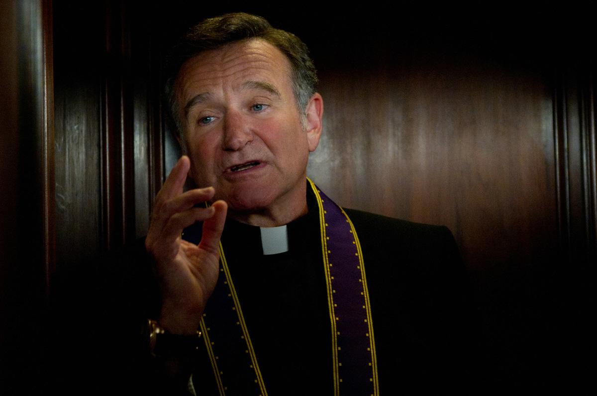 Eine seiner letzten Filmrollen: Robin Williams als Pater Moinighan in 'The Big Wedding' (USA 2013) © Concorde Filmverleih