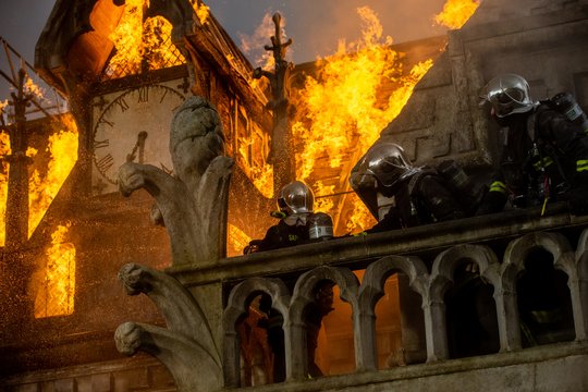 Notre-Dame in Flammen - Szenenbild 3