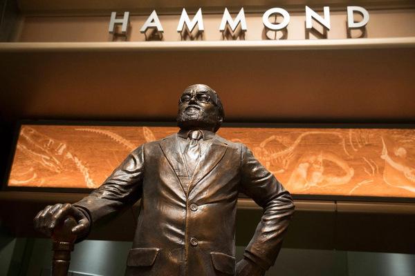Hammond-Statue in 'Jurassic World' © Colin Trevorrow