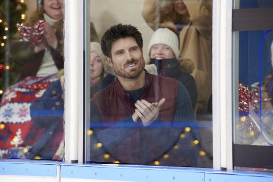 Love on Ice - Weihnachtszauber im Eispalast - Szenenbild 1