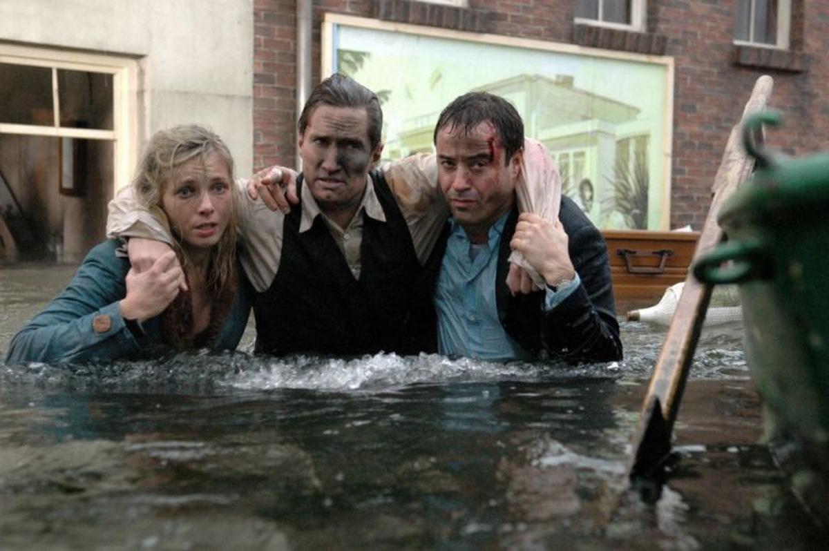 Gemeinsam sind wir stark - gemeinsam gegen das Hochwasser! ('Die Sturmflut' © RTL / Warner Bros. 2005)