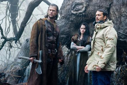 Chris Hemsworth, Kirsten Stewart und Rupert Sanders beim Dreh zu 'Snow White & the Huntsman'