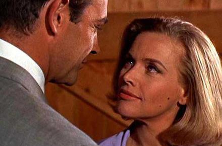 1964: Sean Connery und Honor Blackman in 'Goldfinger' © MGM
