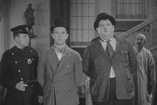 Dick und Doof als Einbrecher - Szenenbild 1