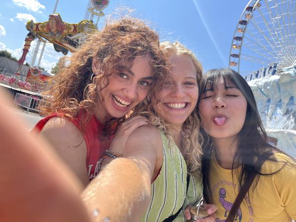 Julia Novohradsky, Kya-Celina Barucki und Nhung Hong in MÄDCHEN, MÄDCHEN! (Deutschland 2025) © Constantin Film