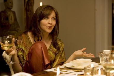 Maggie Gyllenhaal als neurotische Gastgeberin.