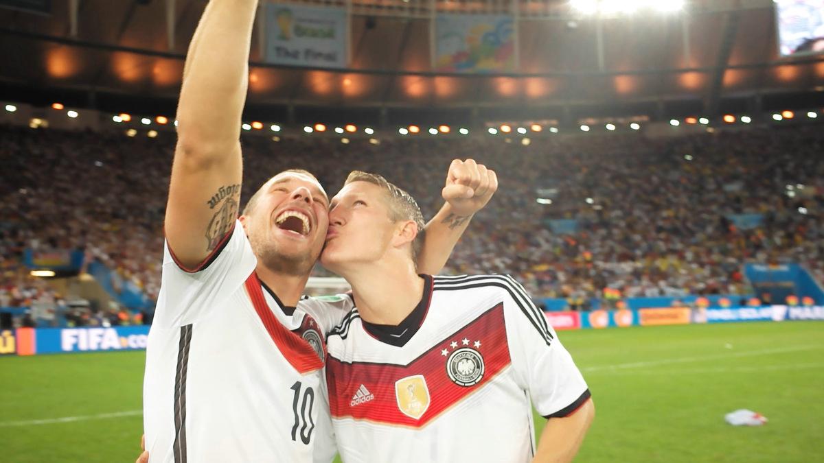 Die Weltmeister Lukas Podolski und Bastian Schweinsteiger in 'Die Mannschaft' (2014) ab 13.11.2014 im Kino © Constantin Film