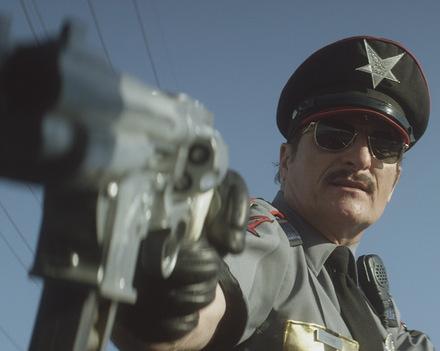 Kim Coates als 'Officer Downe'
