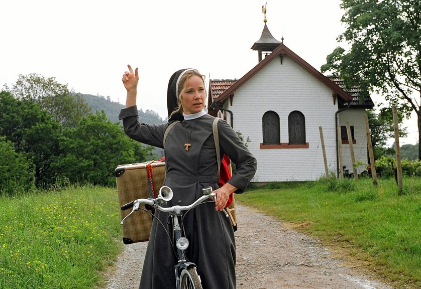 Die Nonne und der Kommissar DVD oder Bluray leihen VIDEOBUSTER.de