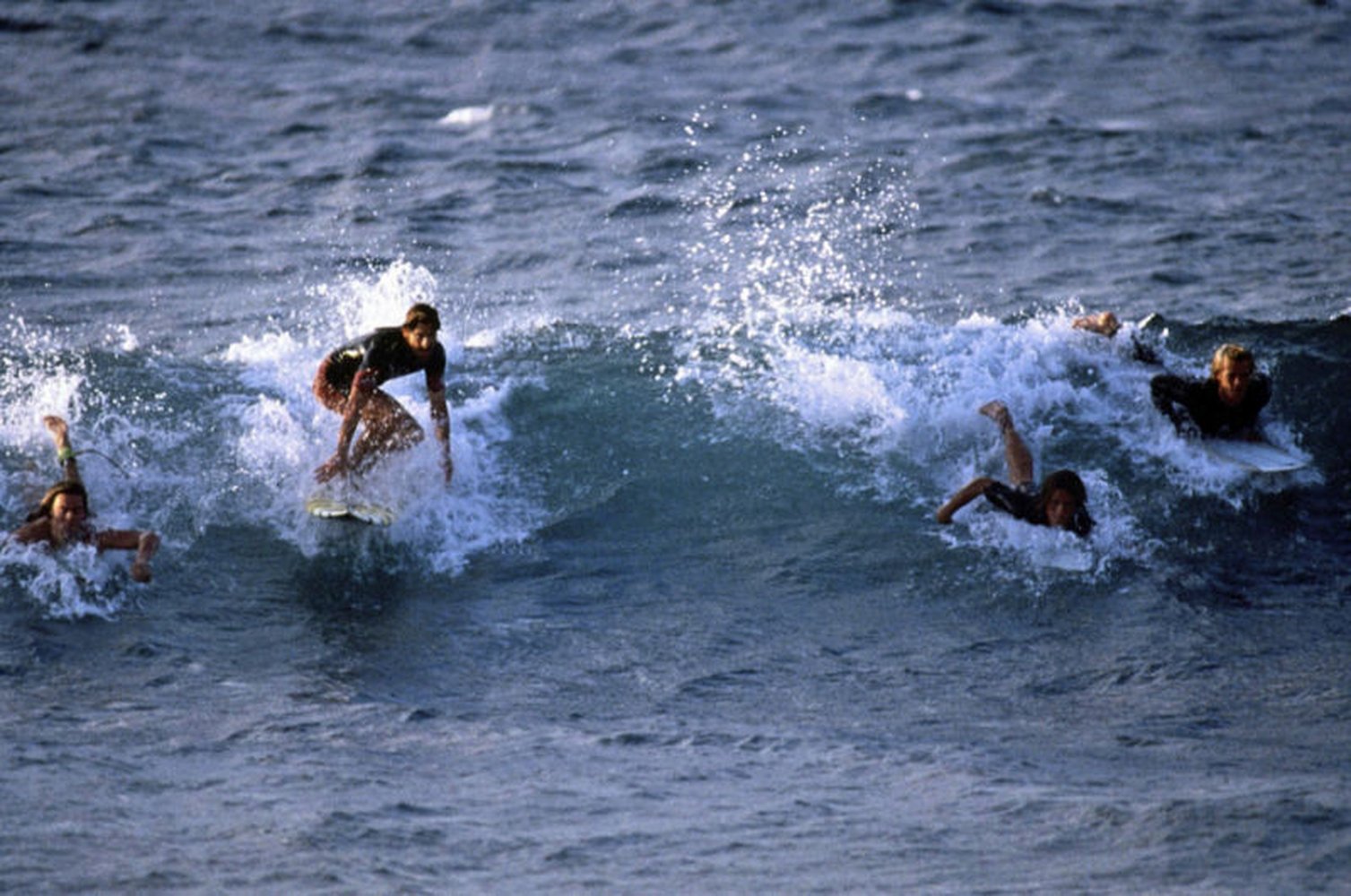 Найди на гребне волны. На гребне волны 1991 серферы. Киану Ривз на гребне волны.