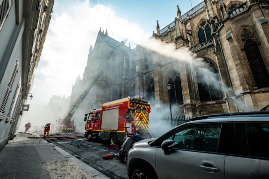 Notre-Dame in Flammen - Szenenbild 5