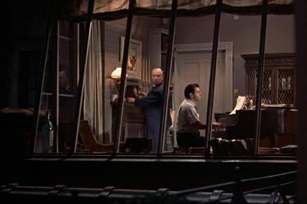 1953: Hitch' mit Komponist am Fenster zum Hof.