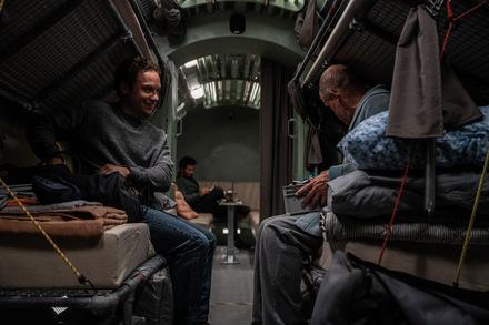 Finn Cole und Woody Harrelson in LAST BREATH (Großbritannien, USA 2025) © Vuelta Germany