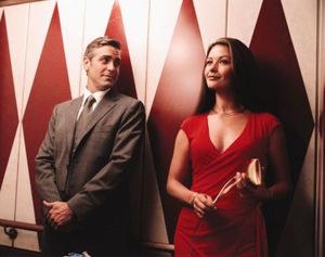 George Clooney und Catherine Zeta-Jones in EIN (UN)MÖGLICHER HÄRTEFALL (USA 2003) © Universal Pictures