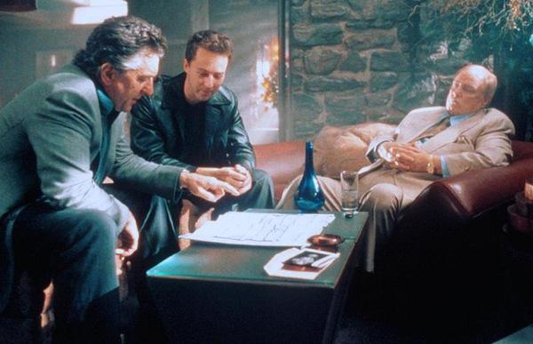 Thriller-erprobt mit starken Schauspielpartnern: Edward Norton 2001 mit Robert De Niro und Marlon Brando in 'The Score'
