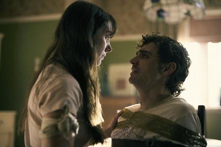 Alison Brie und Dave Franco in TOGETHER - UNZERTRENNLICH (Australien, USA 2025) © Neon