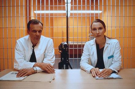 2001: Edgar Selge und Andrea Sawatzki überwachen 'Das Experiment'
