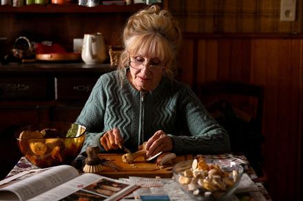 Hélène Vincent in WENN DER HERBST NAHT (Frankreich 2024) © Weltkino