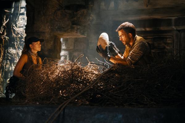 Scarlett Johansson und Jonathan Bailey in JURASSIC WORLD 4 - DIE WIEDERGEBURT (USA, Großbritannien, Indien, Malta, Taiwan 2025) © Universal Pictures