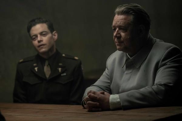 Rami Malek und Russell Crowe in NÜRNBERG (USA 2025) © Weltkino