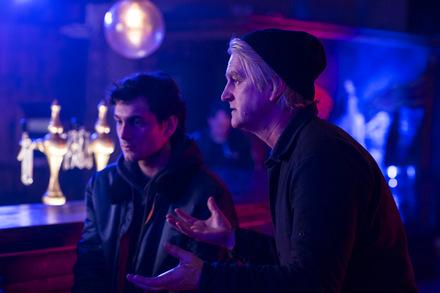 Regisseur Detlev Buck (r.) mit Samuel Schneider am Set von 'Asphaltgorillas' © Constantin Film