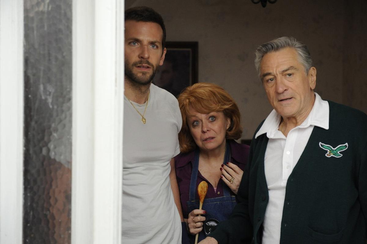 Bradley Cooper, Jacki Weaver und Robert De Niro in 'Silver Linings' © Senator (USA 2012)