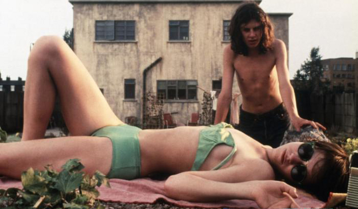 Jack (Andrew Robertson) und seine Schwester Julie (Charlotte Gainsbourg) in 'Der Zementgarten' (1993) © Constantin Film