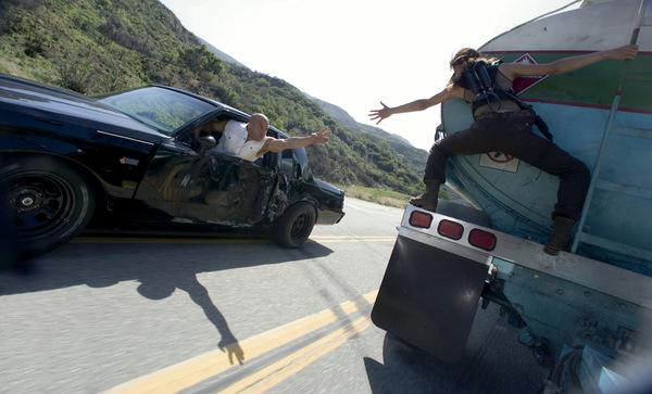 Action am Limit: Diesel & Rodriguez kapern eine rollende Goldgrube © Universal Pictures