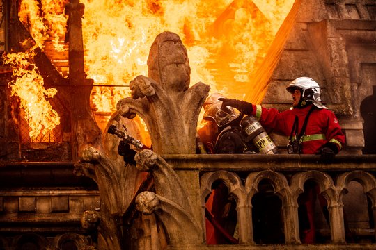 Notre-Dame in Flammen - Szenenbild 12